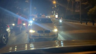 Taksimde trafikte maganda dehşeti: Camdan sarkıp vuramayınca, inip taksiciye saldırdı