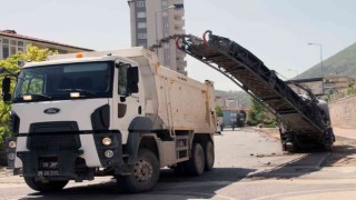 Talasta asfalt yenileniyor, sökülenler altyapı oluyor