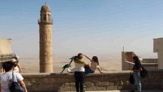 Tarihi kent Mardin, sıcak havaya rağmen turist ağırlamaya devam ediyor