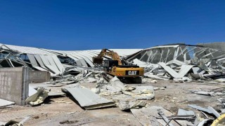 Tarım arazisine yapılan kaçak fabrikalar yıkıldı