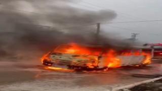 Tarsusta tarım işçilerini taşıyan servis aracı alev alev yandı