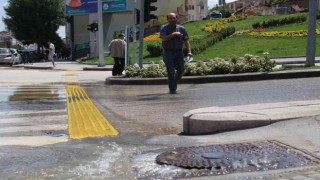 Taşan kanalizasyon suyu vatandaşı çileden çıkardı