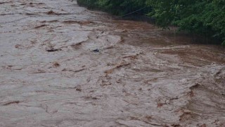 Taşma noktasına gelen dere evler için tehlike oluşturuyor