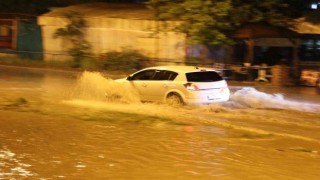 Taşovada 30 dakikalık yağış hayatı felç etti