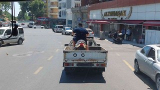 Tekirdağda ilginç yolculuk: Motosiklet asfaltta değil, kamyon kasasında