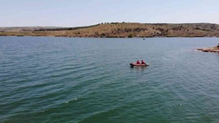 Tekneyle açıldı, yüzerek kıyıya ulaşmaya çalıştı: Suda kaybolan genç için ekipler seferber oldu
