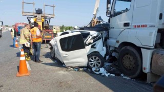 TEM Otoyolunda iki tır bir otomobilin karıştığı kazada 5 kişi yaralandı