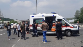 TEMde kamyon ve minibüs çarpıştı: 5 yaralı