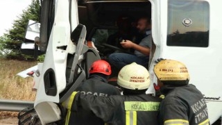 TEMde kamyona arkadan çarpan tırın sürücüsü araçta sıkıştı