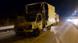 TEMde seyir halindeki kamyonet alev alev yandı