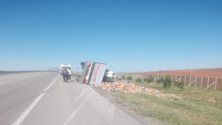 Temizlik malzemesi yüklü tır devrildi;1 yaralı