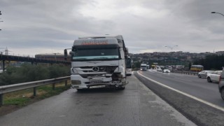 Tır ile otobüsün arasında kalan otomobilden sağ çıktı