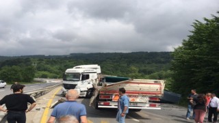 Tır makasladı, yol trafiğe kapandı