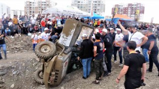 Tokattaki off-road yarışlarında aracın devrilme anı kameralara yansıdı