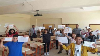 Tomarzada öğrencilerin karne heyecanı
