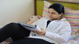 Trafik kazası geçiren genç sınava ambulansla geldi