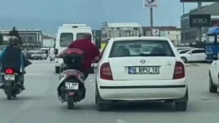 Trafikte tehlikeli yolculuk… Canını dakikalarca hiçe saydı