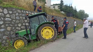 Traktör istinat duvarına çarptı: 1 yaralı