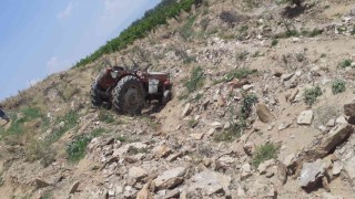 Traktörü döndürmek isterken şarampole devrildi