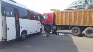 Tur midibüsü ile kamyon çarpıştı: 2 yaralı