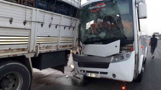 Tur midibüsü kamyona arkadan çarptı: 2si Alman 3 turist yaralı