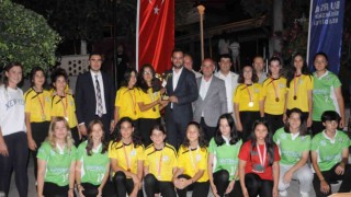 Türkiye şampiyonu okula coşkulu kutlama