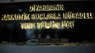 Türkiyenin en büyük uyuşturucu operasyonunda ele geçirilen suç unsurları sergilendi