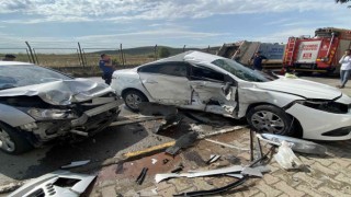 Tuzlada direksiyon hakimiyetini kaybeden sürücü, otomobile çarptı: 2 yaralı