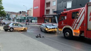 Ümraniyede çarpışan iki otomobil park halindeki araçlara çarptı, ortalık savaş alanına döndü