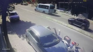 Ümraniyede motosikletin çarptığı yaya, başka bir yayanın üzerine uçtu