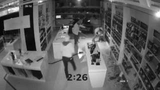 Ümraniyede teknoloji mağazasında 3 dakikada 3 milyonluk soygun kamerada