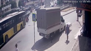 Ümraniyede temizlik işçisine İETT otobüsü çarptı, o anlar güvenlik kamerasına yansıdı