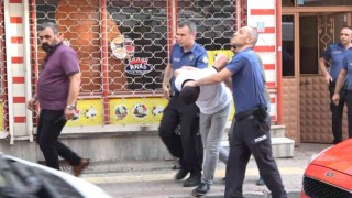 Üvey annesini darp edip kendini eve kilitleyen genci polis gözaltına aldı