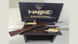 Uyuşturucu operasyonunda ruhsatsız silahlarla yakalandı