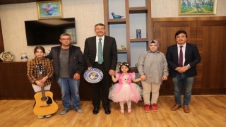 Vali Çelik, müzisyen Öncül Günyeli ile öğrencilerini makamında kabul etti