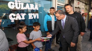 Vali Dr. Ozan Balcı çocuklara kitap hediye etti