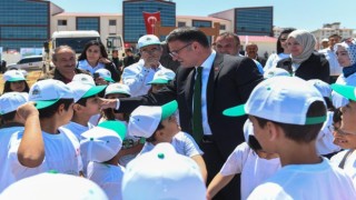 Vali Dr. Ozan Balcı öğrencilerle fidan dikti