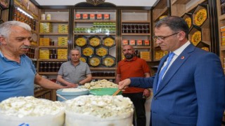 Vali Dr. Ozan Balcı, peynirciler çarşısını ziyaret etti