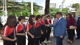 Vali Gürel, Türkiye şampiyonu kız futsal takımını ziyaret etti