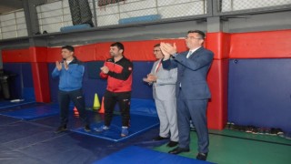 Vali Memiş, minik güreşçileri yalnız bırakmadı