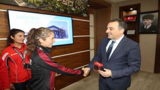 Vali Öksüz, başarılı sporcuları ağırladı
