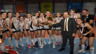 Vali Pehlivan, voleybolun şampiyonlarına ödüllerini verdi