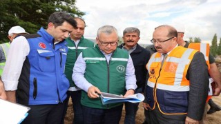 Vali sel bölgesinde sahaya inip hasar tespiti yaptı