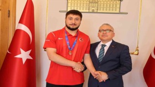 Vali Şimşek, şampiyon sporcuyu altınla ödüllendirdi