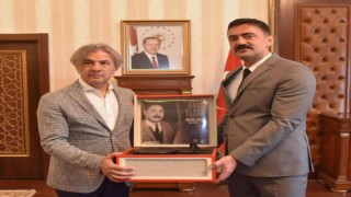 Vali Tekbıyıkoğlundan Bakan Yardımcısı Demircana anlamlı hediye
