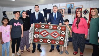 Osmaniye Valisi Erdinç Yılmaz, Sumbas’ta Kilim kursunu ziyaret etti