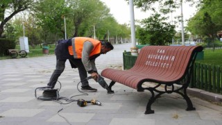 Van Büyükşehir Belediyesi 16 parkı bakım ve onarıma aldı