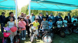 Van Büyükşehir Belediyesi bin çocuğa bisiklet hediye etti