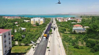 Van Büyükşehir Belediyesi, Gevaş Atatürk Caddesini asfaltlıyor
