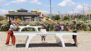 Vandaki parklara masa tenisi ve satranç masaları kurdu